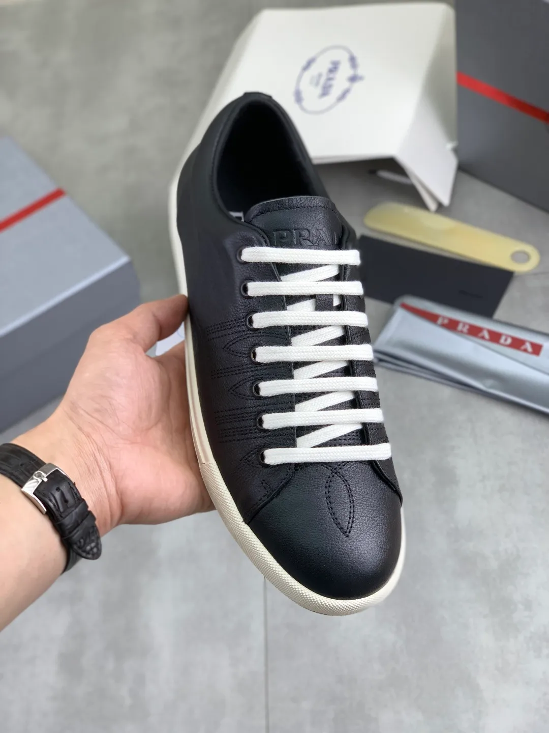 Men's men's shoes P560💰[New model] The latest hot model is on the official website, 🆘 The trendy brand (Prada) mainly promotes the hot model, avant-garde and versatile fashion men's shoes private version mold opening, cowhide surface splicing 1:1.. Fashionable and simple, original imported cowhide lining cowhide feet; the atmosphere and personality are more fashionable, eye-catching and pursuing class. It will subvert the old ideas and be a must-have for fashion trendsetters with you! Must keep it for yourself! Tall and comfortable, large and low, high-end quality workmanship. Code number: 38-44 3️⃣optional.
